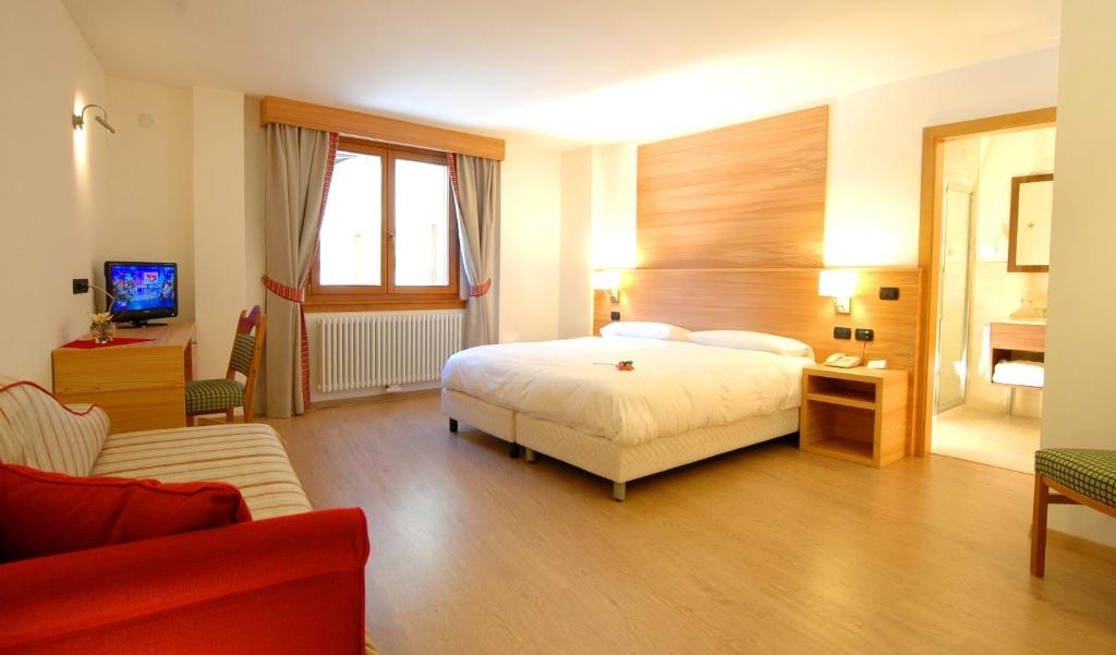 Двухместный (Двухместный номер «Комфорт» с 1 кроватью или 2 отдельными кроватями) отеля Carlo Magno Hotel Spa Resort, Мадонна-ди-Кампильо