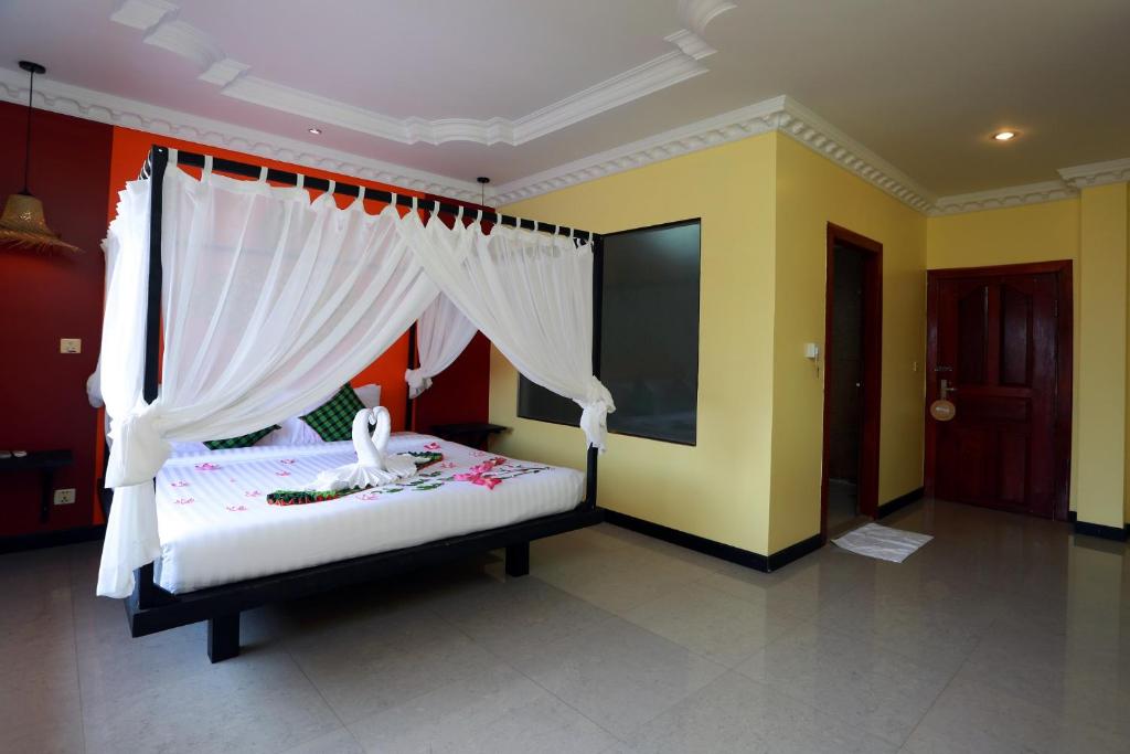 Двухместный (Deluxe Double Room with Balcony and Pool @ Free Pickup), Central Indochine D'angkor Hotel