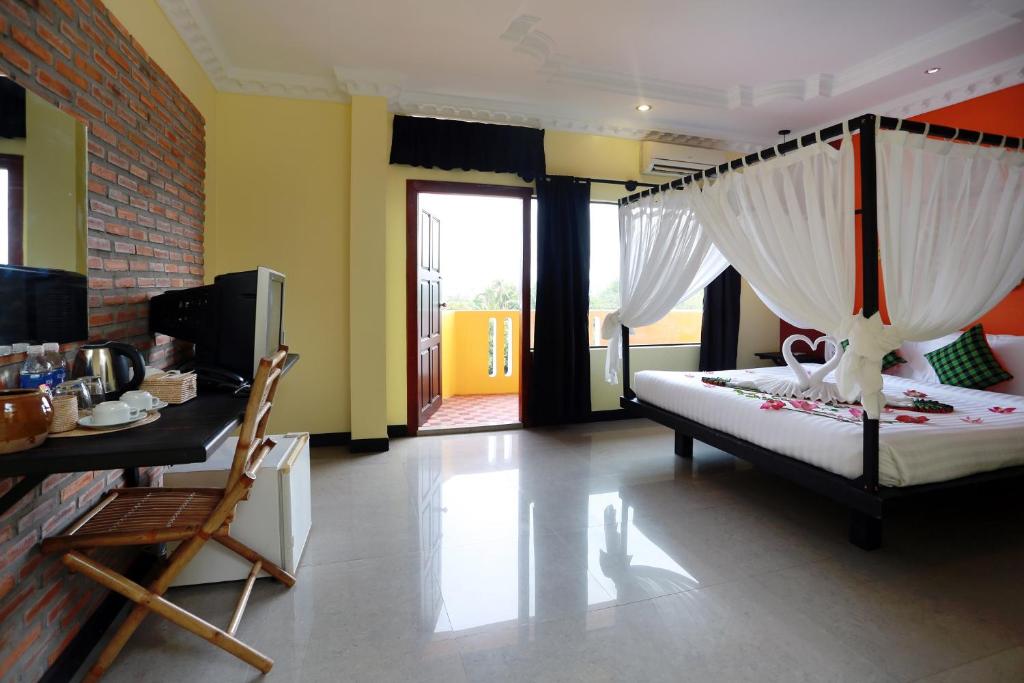 Двухместный (Deluxe Double Room with Balcony and Pool @ Free Pickup), Central Indochine D'angkor Hotel