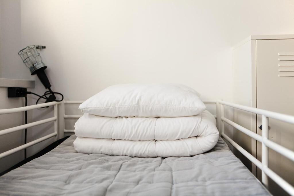 Номер (Кровать в 8-местном общем номере для мужчин и женщин с основными удобствами) хостела City Backpackers Hostel, Стокгольм