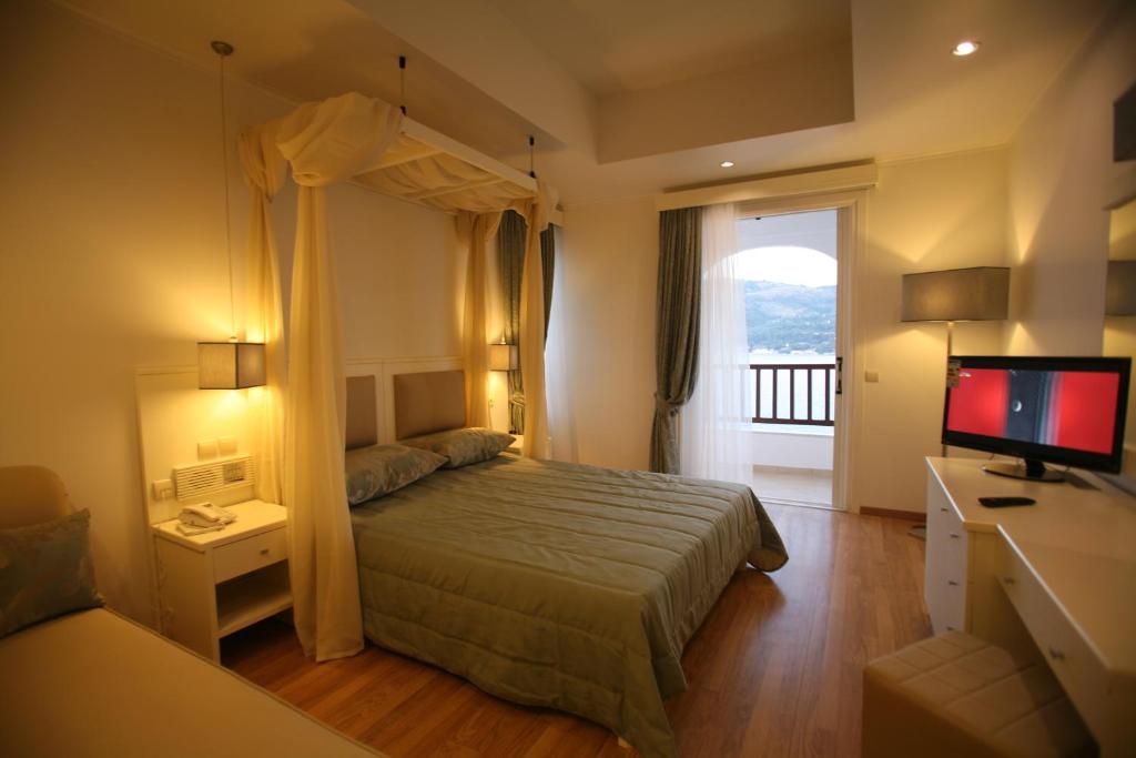 Двухместный (Улучшенный двухместный номер с 1 кроватью и гидромассажным душем - Рядом с морем, 5 этаж) отеля Mirini Hotel, Самос
