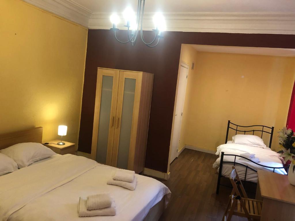 Трехместный (Трехместный номер (1 односпальная кровать и 1 двуспальная кровать)) отеля Hotel Le Grand Colombier, Брюссель