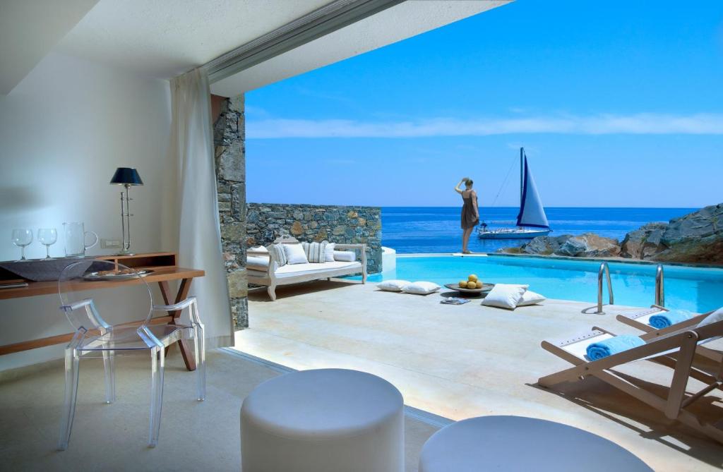 Сьюит (Клубный люкс с открытой планировкой и собственным бассейном - Рядом с морем) курортного отеля St. Nicolas Bay Resort Hotel & Villas, Айос-Николаос (Крит), Крит