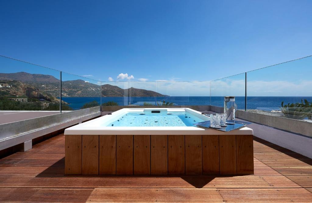 Сьюит (Клубный люкс с видом на море - Гидромассажная ванна с подогревом на открытом воздухе) курортного отеля St. Nicolas Bay Resort Hotel & Villas, Айос-Николаос (Крит), Крит