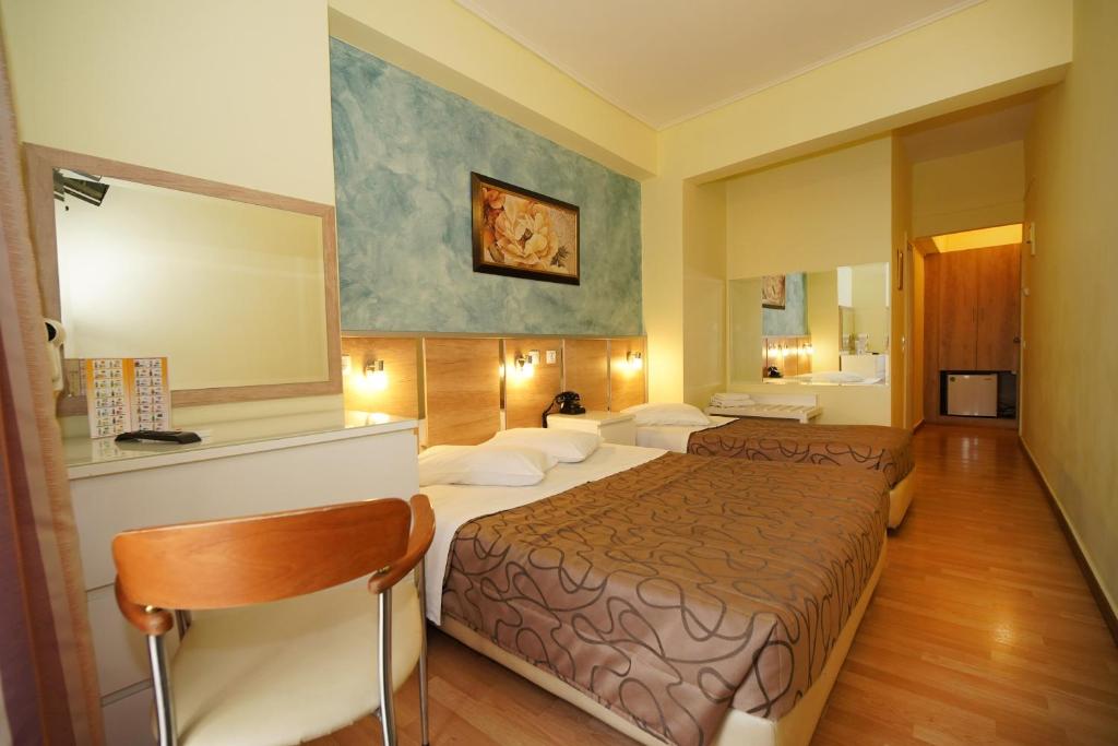 Трехместный (Трехместный номер с 1 двуспальной и 1 односпальной кроватями) отеля Socrates Hotel, Афины