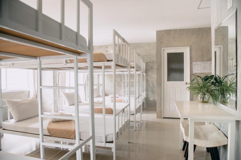 Номер (Кровать в общем номере для мужчин и женщин с 10 кроватями) гостевого дома Ban's Avenue Guesthouse, Ко Тао