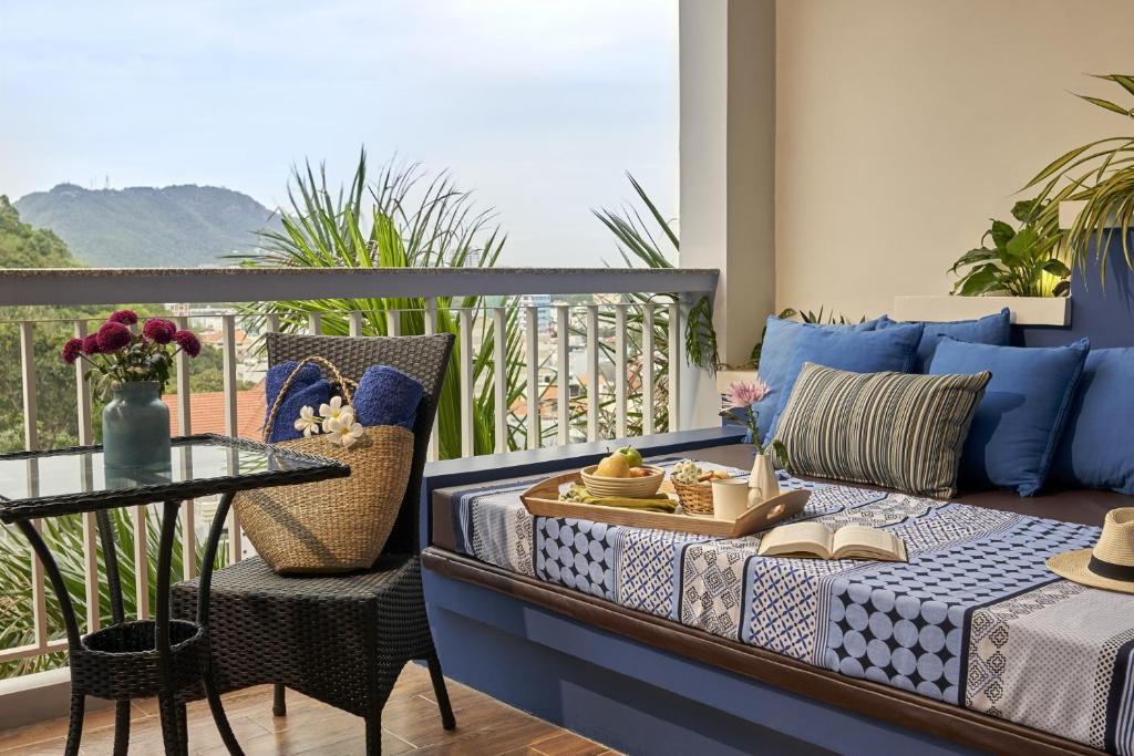 Сьюит (Королевский люкс с 2 спальнями, вид на холмы — В стоимость входит посещение спа-центра) курортного отеля The Wind Boutique Resort, Вунгтау