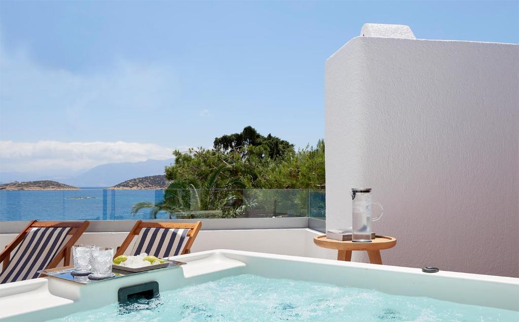 Сьюит (Клубный полулюкс с видом на побережье - Гидромассажная ванна с подогревом на открытом воздухе) курортного отеля St. Nicolas Bay Resort Hotel & Villas, Айос-Николаос (Крит), Крит