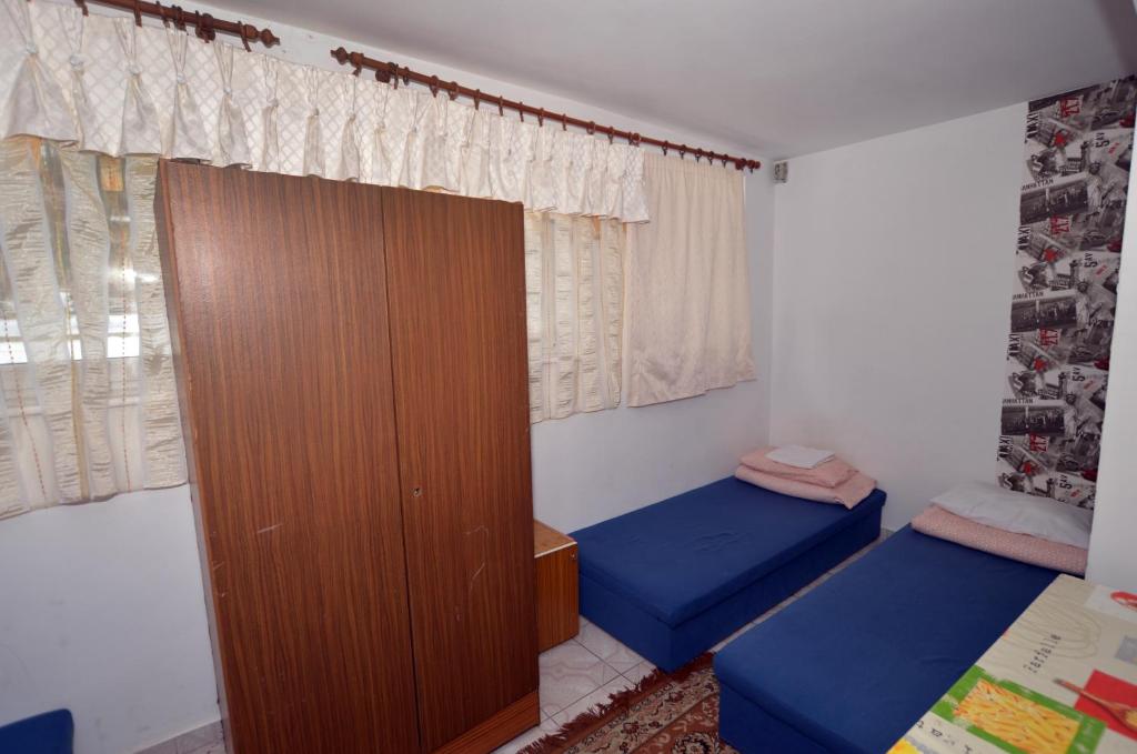 Номер (Кровать в общем 8-местном номере) хостела Hostel Madeira, Гданьск