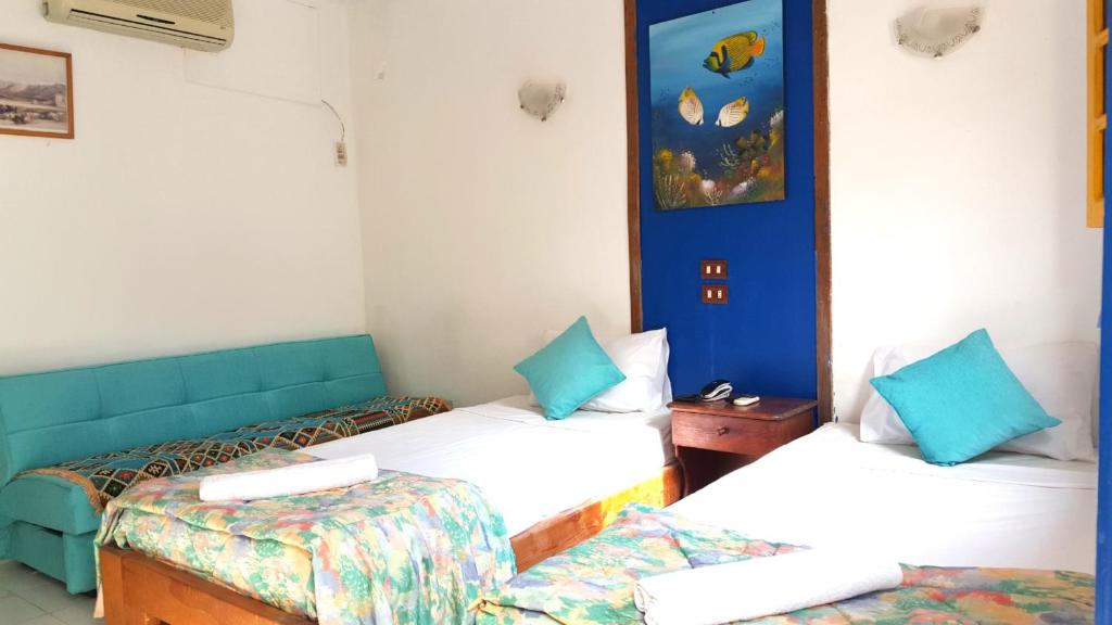 Двухместный (Стандартный номер с 2 односпальными кроватями и диваном) хостела Neptune Hotel, Дахаб