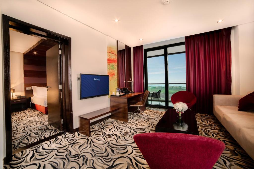 Сьюит (Суперлюкс с балконом и панорамным видом на окружающую местность) отеля Radisson Blu Hotel, Abu Dhabi Yas Island, Абу-Даби