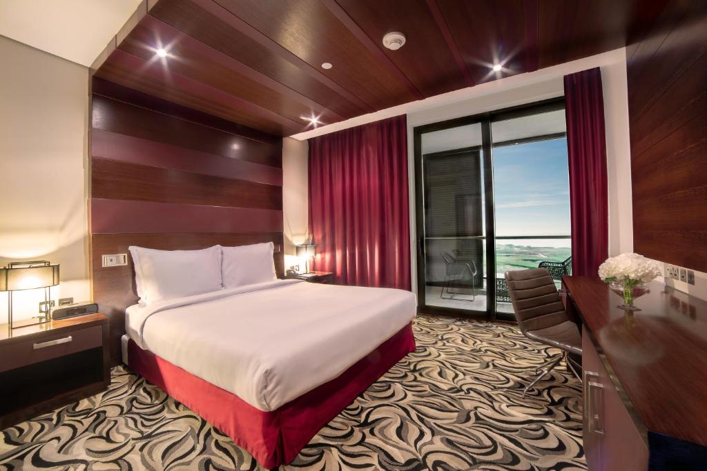 Сьюит (Люкс с балконом с видом на море) отеля Radisson Blu Hotel, Abu Dhabi Yas Island, Абу-Даби
