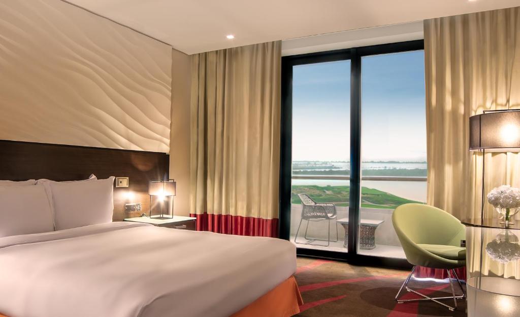 Двухместный (Улучшенный номер с балконом и видом на море) отеля Radisson Blu Hotel, Abu Dhabi Yas Island, Абу-Даби