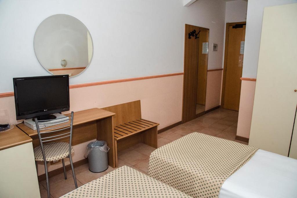 Двухместный (Стандартный двухместный номер с 2 отдельными кроватями) отеля Hotel Corallo, Милан
