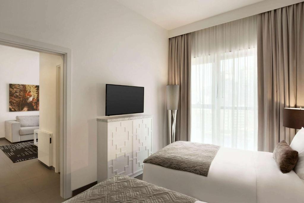 Двухместный (Люкс с 1 спальней и 2 отдельными кроватями, для некурящих) отеля Wyndham Dubai Marina, Дубай