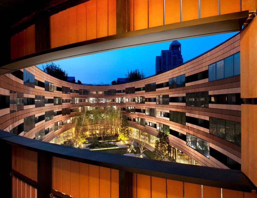 Сьюит (Малый люкс с кроватью размера «king-size» и диваном) отеля Twelve at Hengshan, A Luxury Collection Hotel, Shanghai, Шанхай