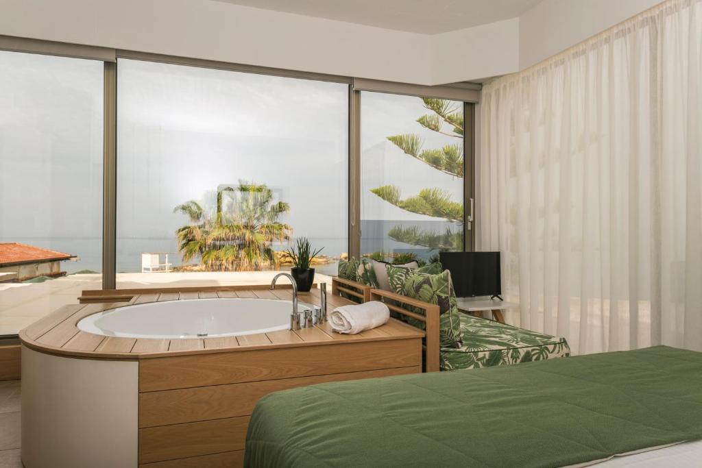 Апартаменты (Главный люкс с гидромассажной ванной, панорамный вид на море) апарт-отеля Kalamaki Luxury Suites, Каламаки (Крит)