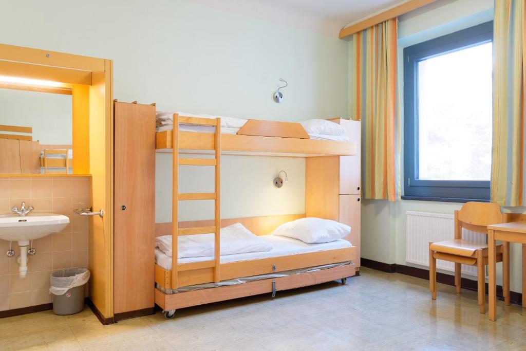 Номер (Кровать в общем номере для женщин с 4 кроватями) хостела Jugendgästehaus Brigittenau, Вена