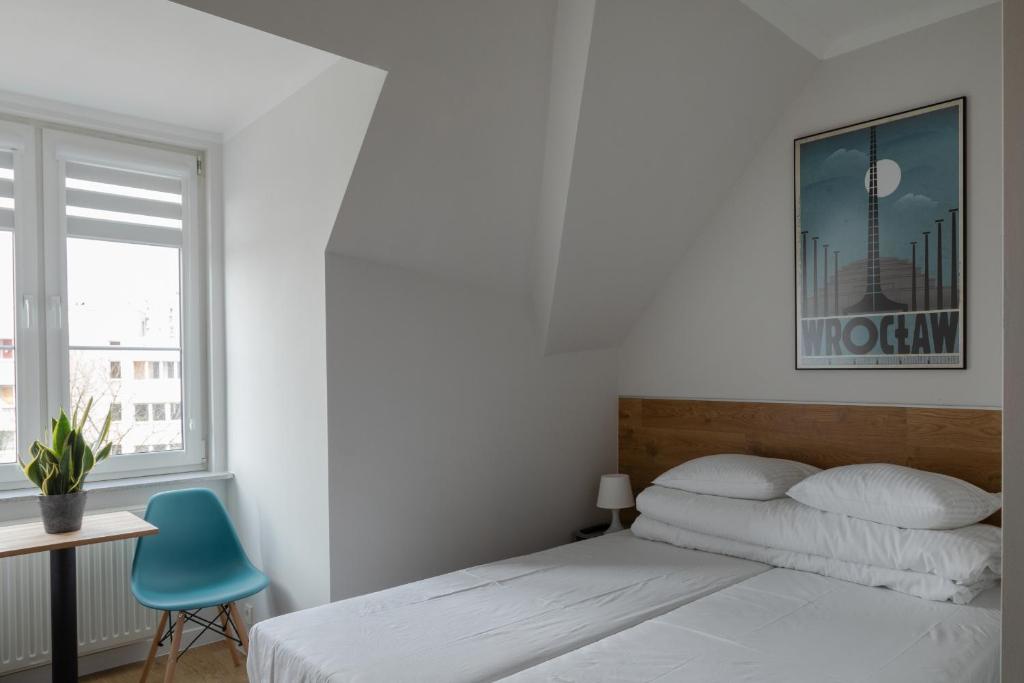 Двухместный (Двухместный номер с 1 кроватью или 2 отдельными кроватями и ванной комнатой) хостела MoHo XL Hostel, Вроцлав