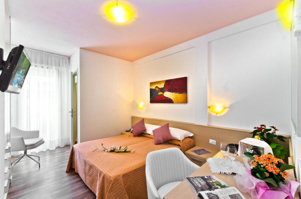 Двухместный (Двухместный номер Делюкс с 1 кроватью и балконом) отеля Hotel Victoria, Бибионе