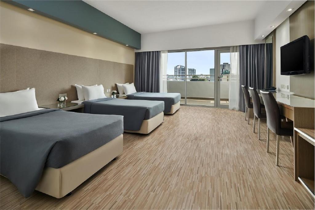 Трехместный (Улучшенный трехместный номер) отеля RELC International Hotel, Сингапур (город)