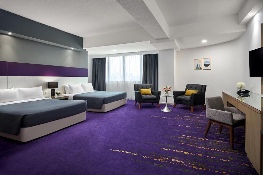 Четырехместный (Executive Quadruple Room with Two Queen Beds) отеля RELC International Hotel, Сингапур (город)