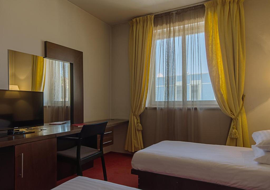 Двухместный (Двухместный номер с 2 отдельными кроватями и окном) отеля Hotel Concordia, Тыргу-Муреш