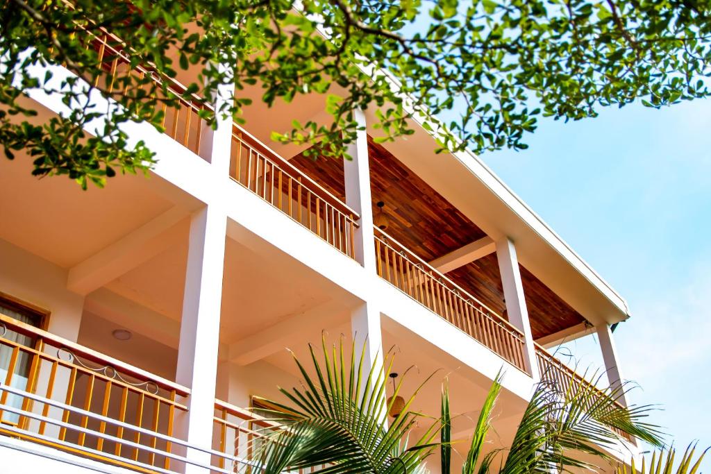 Трехместный (Улучшенный трехместный номер с видом на сад) курортного отеля La Casa Resort, Дуонг-Донг