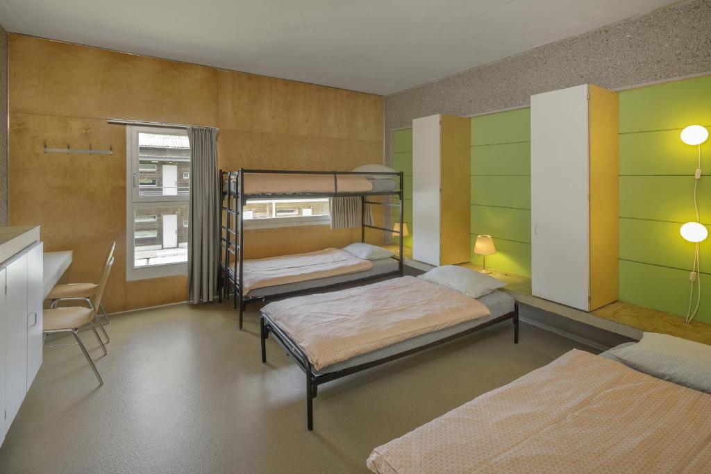 Четырехместный (Четырехместный номер с общей ванной комнатой) хостела Lausanne Youth Hostel Jeunotel, Лозанна