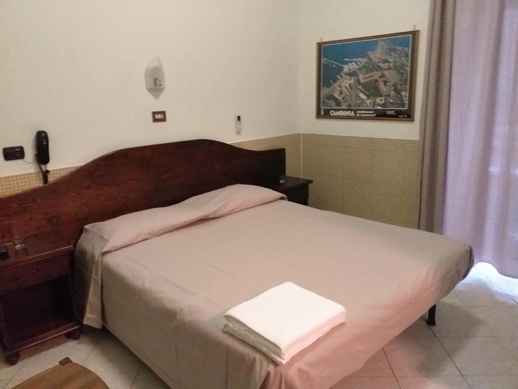 Двухместный (Двухместный номер с 1 кроватью или 2 отдельными кроватями, общая ванная комната) отеля Albergo Vittorio Veneto, Неаполь