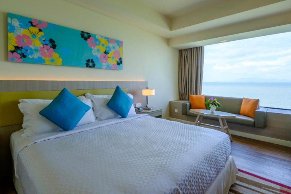 Сьюит (Superior Suite Ocean View, King Bed) курортного отеля Mercure Penang Beach, Джорджтаун