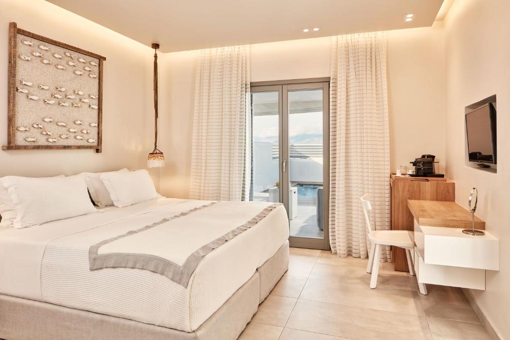 Двухместный (Двухместный номер Делюкс с 1 кроватью или 2 отдельными кроватями и собственным бассейном) отеля 18 Grapes Hotel, Агиос-Прокопиос