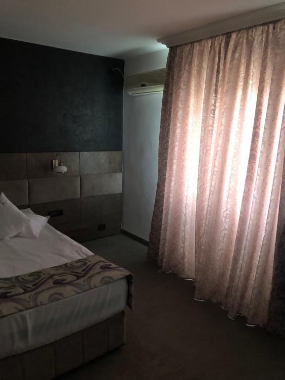 Двухместный (Улучшенный двухместный номер с 2 отдельными кроватями и видом на город) отеля Hotel Corsa, Мангалия