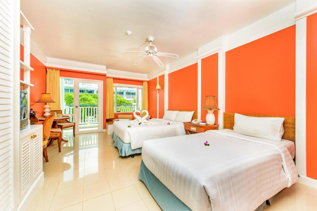 Двухместный (Улучшенный двухместный номер с 1 кроватью или 2 отдельными кроватями) отеля Andaman Seaview Hotel - Karon Beach, Пхукет