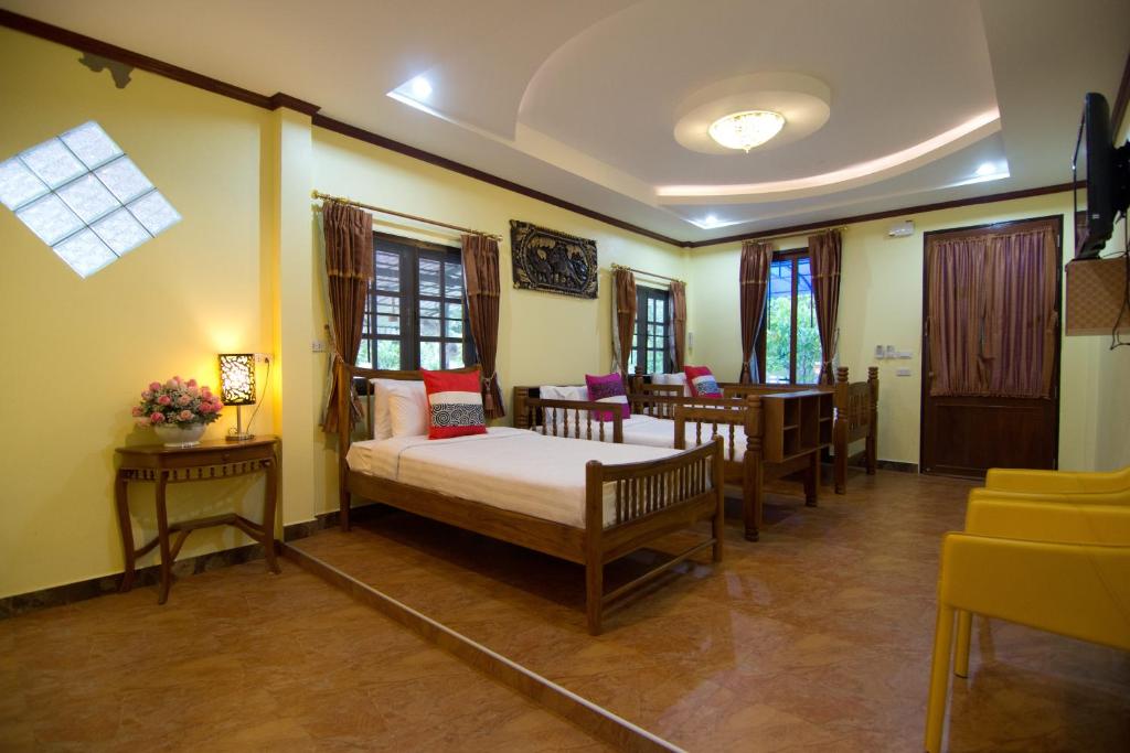 Двухместный (Улучшенный номер с кроватью размера «king-size») курортного отеля Bueng Bua Thong Resort, Паттайя