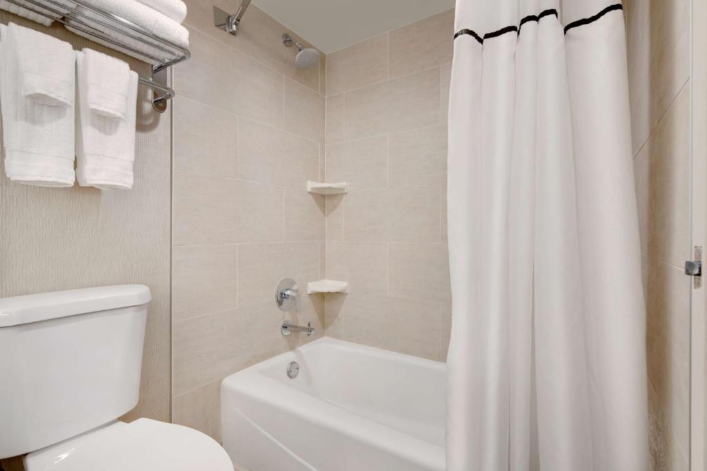 Четырехместный (Queen Room with Two Queen Beds and Mobility Accessible Tub) отеля The Florida Hotel & Conference Center in the Florida Mall, Орландо