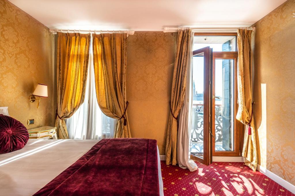 Двухместный (Улучшенный двухместный номер с 1 кроватью и видом на канал) гостевого дома A Tribute To Music Residenza, Венеция