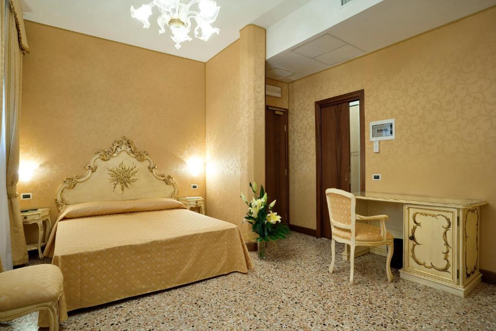 Трехместный (Трехместный номер) отеля Hotel Al Malcanton, Венеция