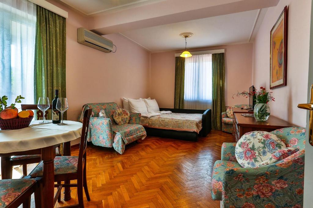 Апартаменты (Апартаменты с 1 спальней (для 5 взрослых)) гостевого дома Villa Velzon Guesthouse, Будва