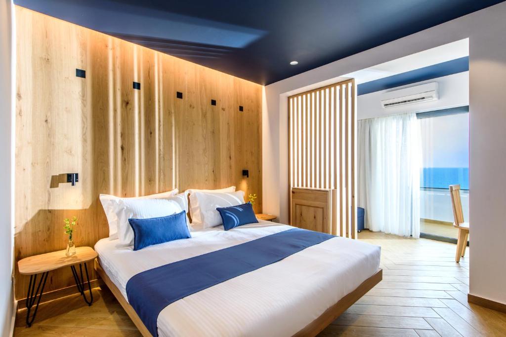 Двухместный (Улучшенный двухместный номер с 1 кроватью и видом на территорию отеля (для 2 взрослых и 1 ребенка)) курортного отеля Arminda Hotel & Spa, Херсониссос