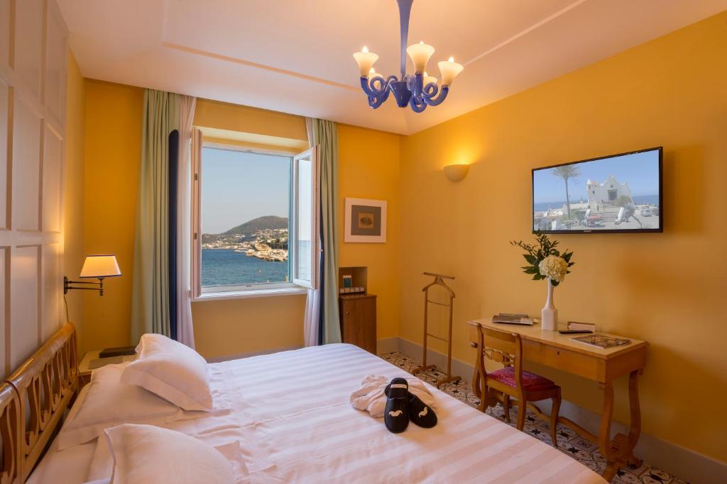 Двухместный (Двухместный номер с 1 кроватью или 2 отдельными кроватями и видом на море) отеля L'Albergo Della Regina Isabella, Искья