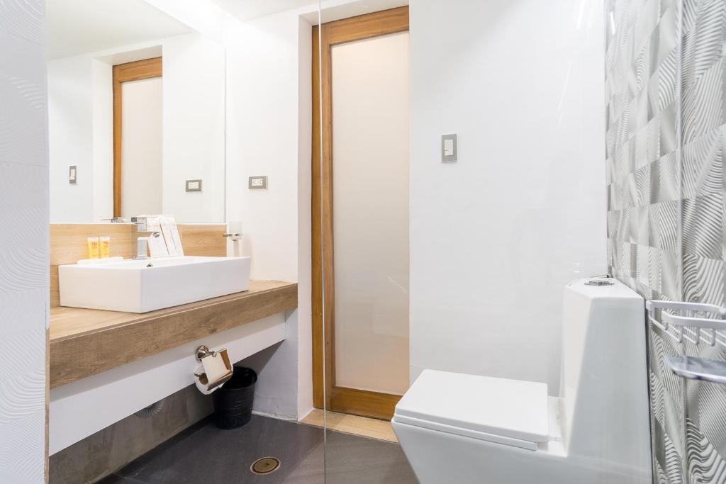 Сьюит (Люкс), Heroes Hotel