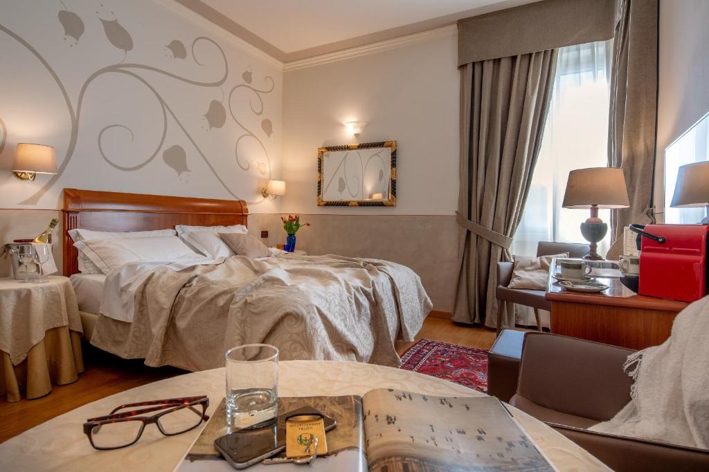 Двухместный (Улучшенный двухместный номер с 1 кроватью или 2 отдельными кроватями) отеля Hotel Ambasciatori, Брешиа