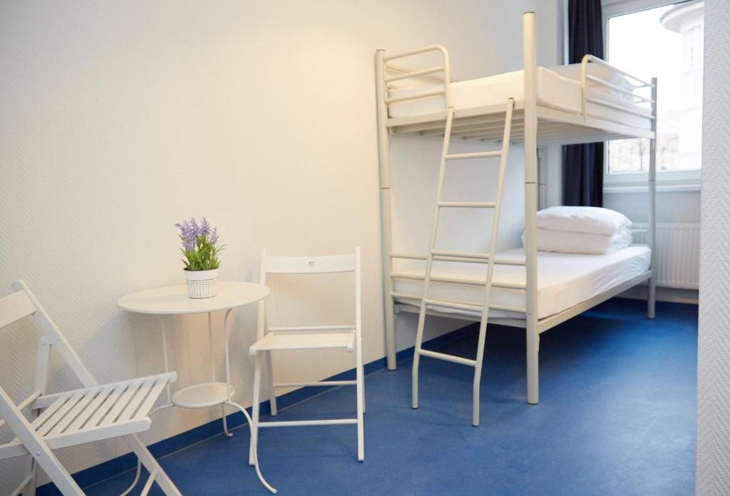 Двухместный (Двухместный номер с 2 отдельными кроватями и собственной ванной комнатой) хостела RixHouse, Берлин