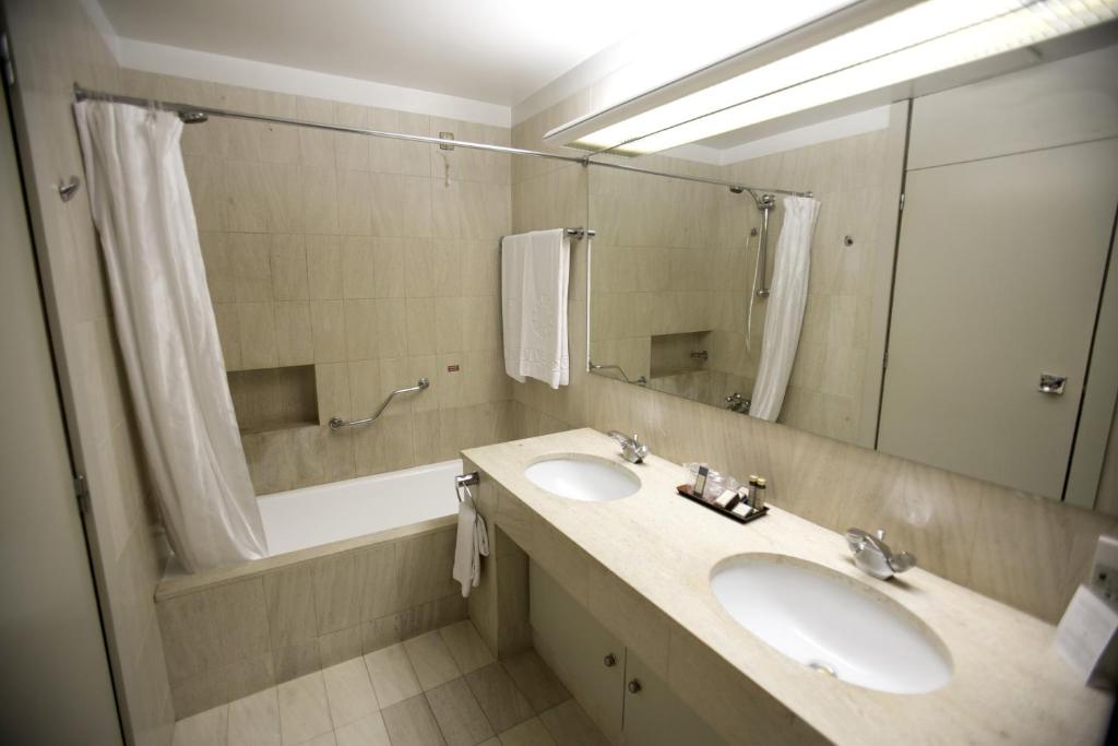 Двухместный (Улучшенный двухместный номер с 1 кроватью или 2 отдельными кроватями) отеля Hotel Solverde Spa and Wellness Centre, Эшпинью