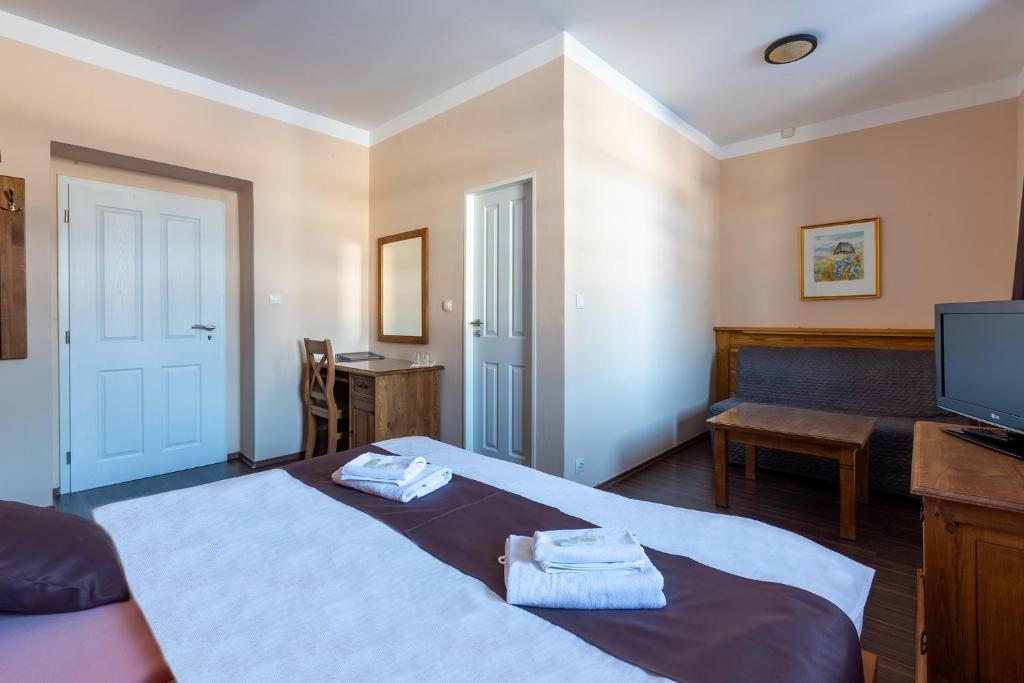 Двухместный (Двухместный номер с двуспальной кроватью и дополнительной кроватью) отеля Relax hotel Valaška, Горни-Бечва