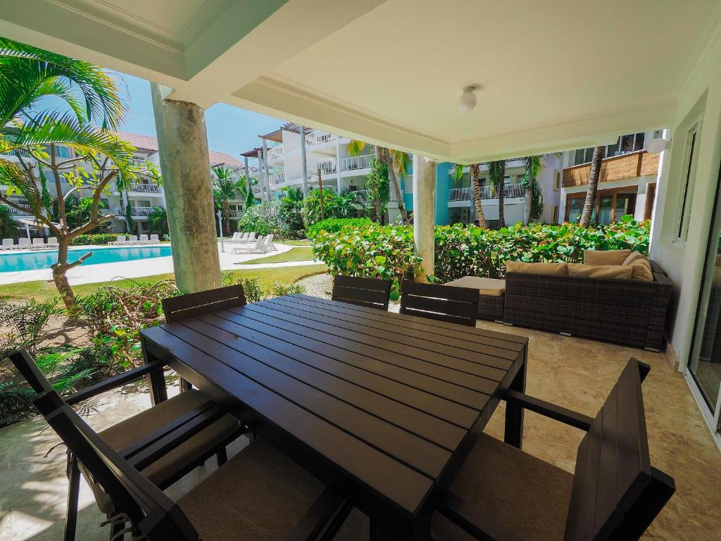 Апартаменты (Роскошный пляжный дом с 2 спальнями и выходом к воде) апарт-отеля Playa Turquesa Ocean Club, Пунта-Кана