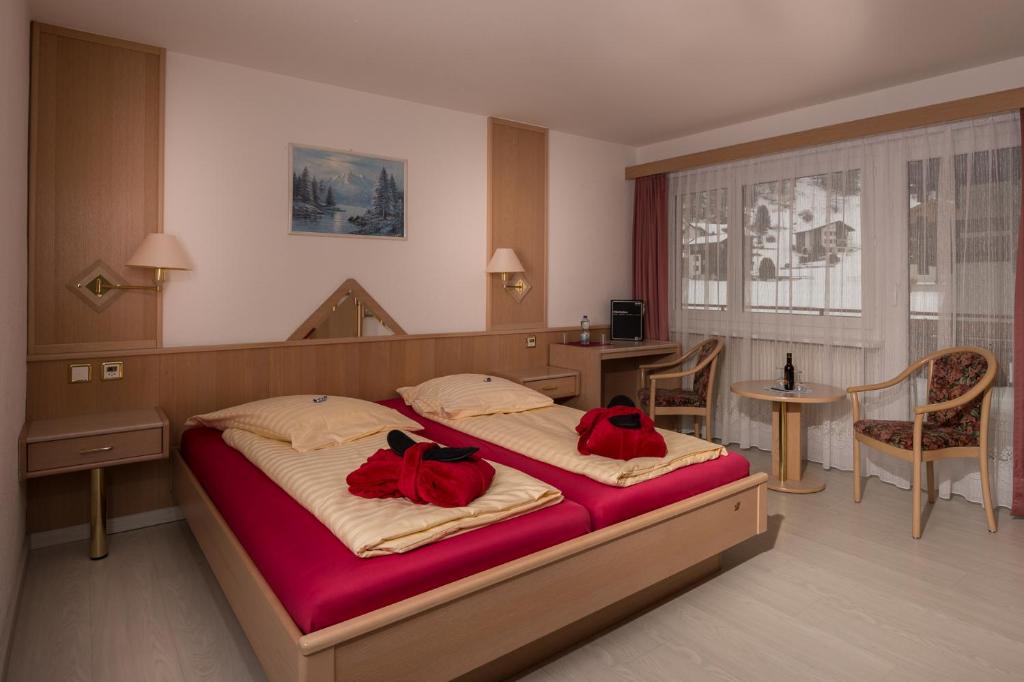 Трехместный (Двухместный номер с двуспальной кроватью и дополнительной кроватью) отеля Wellness- und Schneesporthotel Christiania, Саас-Альмагель