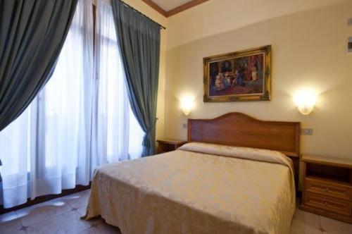 Двухместный (Классический двухместный номер с 1 кроватью или 2 отдельными кроватями) отеля Hotel Florida, Венеция
