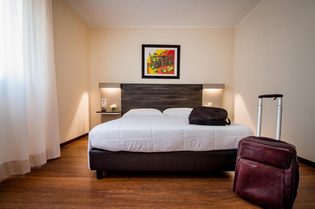 Двухместный (Улучшенный двухместный номер с 2 отдельными кроватями) отеля Astoria Palace Hotel, Палермо